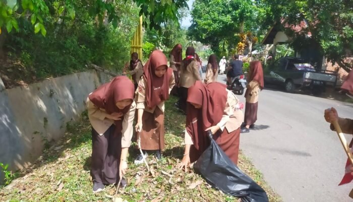 Gudep 03.045 – 03.046 SMAN 2 Sawahlunto Gelar Upacara dan Goro Kebersihan Harpram ke 64